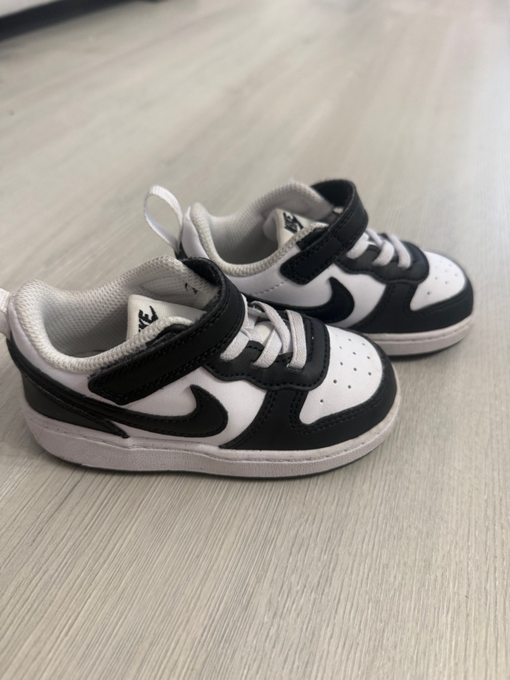Nike Kids Black and White Low-Top Sneakers with Hook Strap
